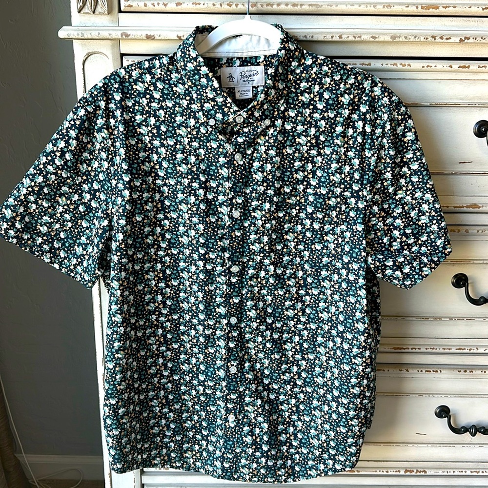 Men’s Penguin brand short sleeve, buttoned down shirt, size XL.